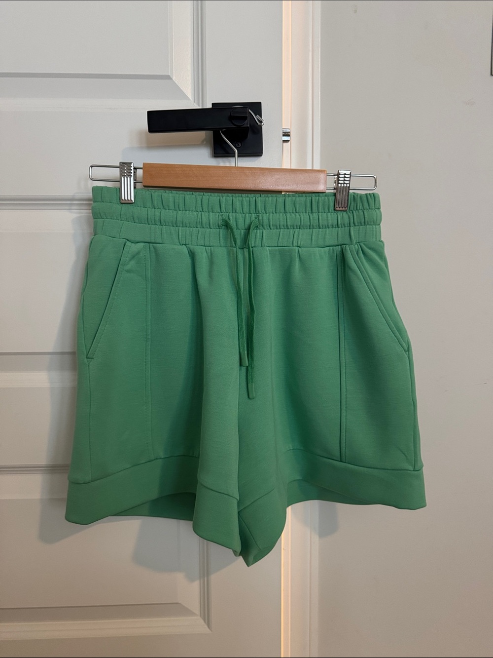 Varley- Drawstring Lounge Shorts in Green (Double soft) - Picture 4 of 5